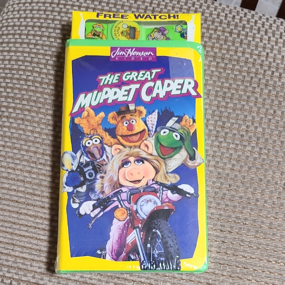The Great Muppet Caper VHS Jim Hensons Kermit Miss Piggy Watch Toy 1993
